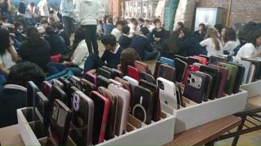 Aulas libres de celulares en Río Negro, la medida que se extiende poco a poco entre todas las escuelas