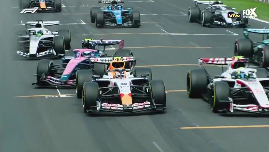 Franco Colapinto se salvó de chocar con Liam Lawson en la largada con una gran maniobra. 