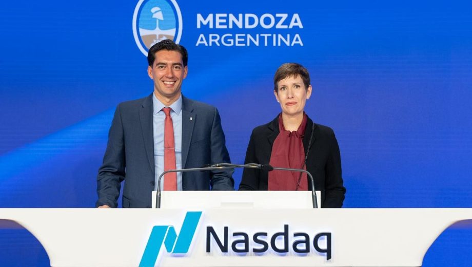Latorre formó parte del tradicional toque de campana del Nasdaq, ceremonia que marca oficialmente el inicio de la jornada bursátil. Foto Gobierno de Mendoza.