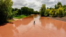 Imagen de En fotos | Varios barrios de Neuquén con agua turbia y baja presión luego de la tormenta: qué dijo EPAS