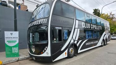 El Club Cipolletti presentó su primer colectivo propio: «Un sueño hecho realidad»