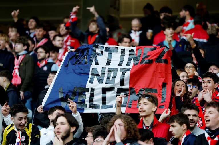 "Martínez no sos bienvenido", la bandera que prepararon los hinchas de Lille para recibir al campeón del mundo.