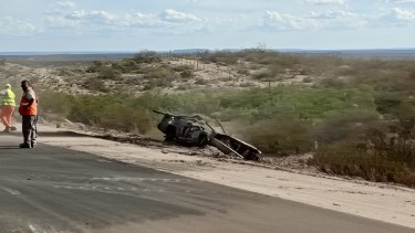 Una camioneta se prendió fuego tras un vuelco en la Ruta 6: el conductor fue trasladado a Roca