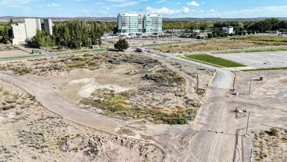 El terreno destinado al arena fest se encuentra tras contiguo a los estacionamientos del Centro de Convenciones El Domuyo (foto Cecilia Maletti)