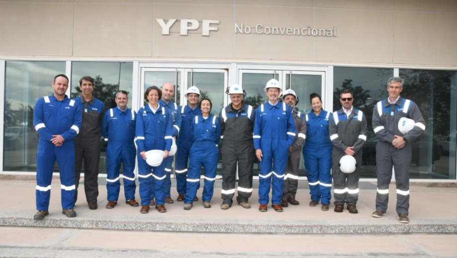 El presidente y CEO de YPF, Horacio Marín, y el máximo directivo global de SLB, Olivier Le Peuch, recorrieron Loma Campana. (Foto: gentileza)