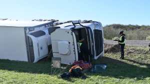 Volcó un camión en Chimpay: cayó en una canaleta sin señalizar sobre la Ruta 22