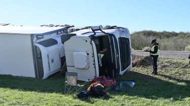 Volcó un camión en Chimpay: cayó en una canaleta sin señalizar sobre la Ruta 22