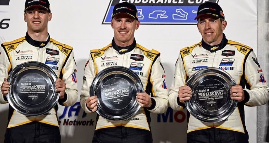 Nicolás Varrone, Nicky Catsburg y Tommy Milner posaron con sus trofeos tras ser terceros en las 12 Horas de Sebring.