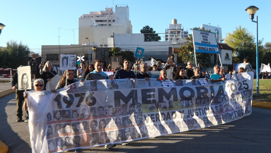 Familiares de desaparecidos en Río Negro encabezan la marcha en Roca en el 2025. Foto: Juan Thomes. 