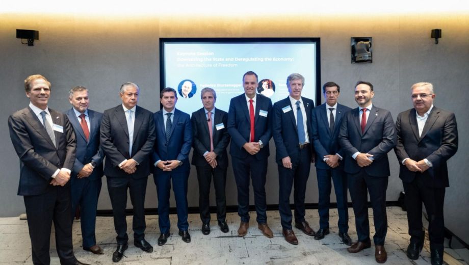 Manuel Adorni junto a gobernadores en el Argentina Week. Foto: Gentileza Presidencia de la Nación. 