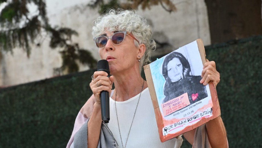 Cielo Tailmitte, integrante de la Asociación de Familiares y Víctimas del Terrorismo de Estado, durante su intervención en el acto en Viedma. Foto: Marcelo Ochoa.