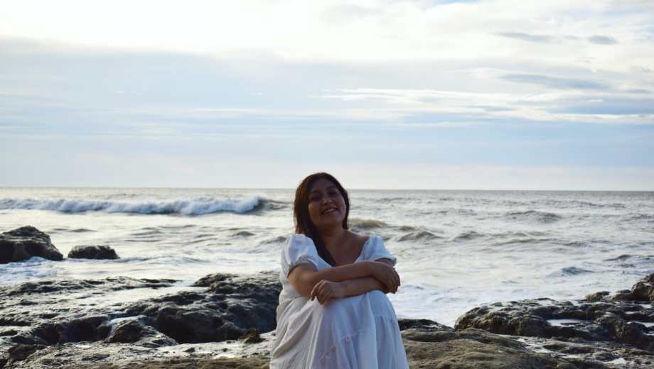 Entre sus raíces en la comarca y los escenarios, la artista encuentra su brújula. Foto: gentileza.