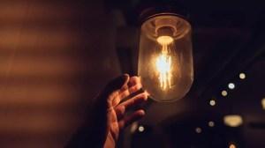 Luz y gas más baratos en Río Negro: la baja de impuestos ya generó un ahorro de $930 millones en facturas