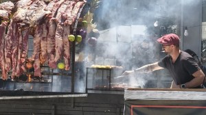 Asado a la jaula: se inició con los turistas de El Chaltén y desde la Patagonia reinventó la forma de usar el fuego