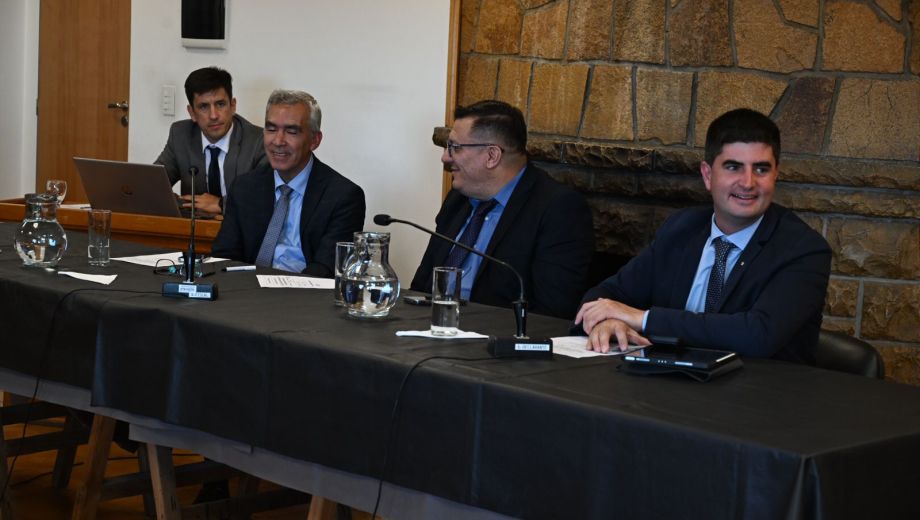 Los legisladores del oficialismo Lucas Pica y Facundo López y del Pro Juan Murillo Ongaro integran el Consejo de la Magistratura que sesionó este jueves en Bariloche. (foto Alfredo Leiva)