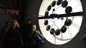 Una visita turística gratuita, colmada de historia y anécdotas, recorre un rincón del Centro Cívico de Bariloche