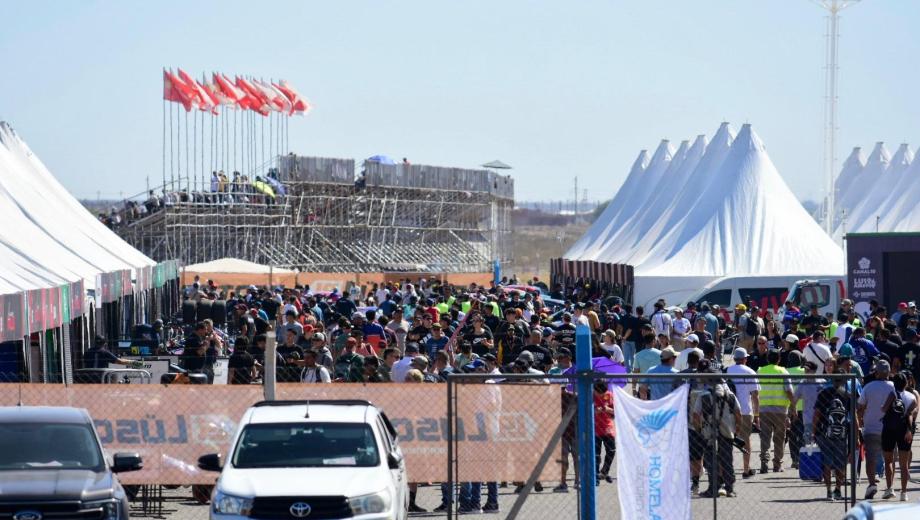 Colmado. Así está el predio de La Colonia en la primera jornada de La Máxima y sus teloneras. (Matías Subat)