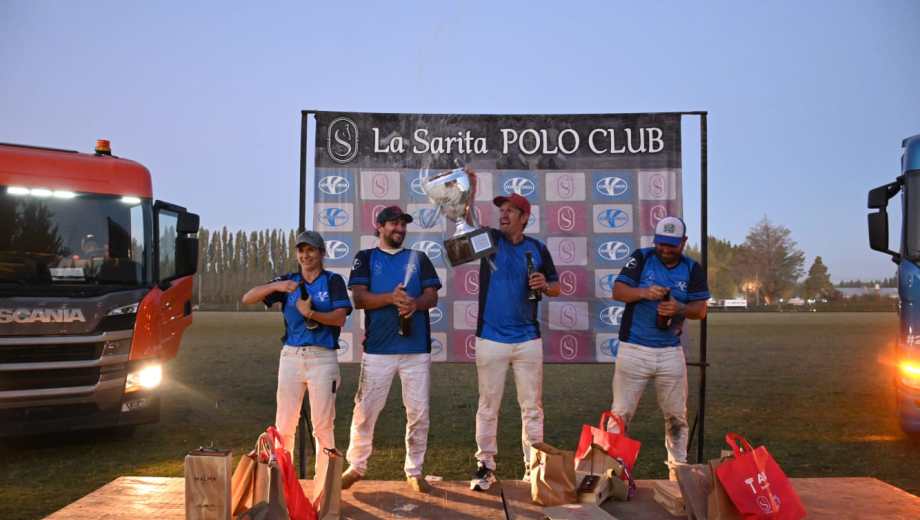 Pinot le ganó a Merlot y se quedó con la Copa Los Hermanos. (Fotos: Florencia Salto)