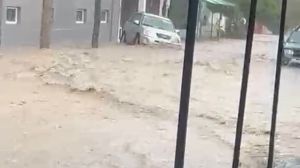 Video | Impactante temporal en Las Grutas: lluvias fuertes y calles anegadas este lunes