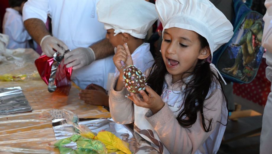 Luego de decorarlos, había que dejar secar los huevitos. Pero a algunos les ganaba la ansiedad. Foto: Alfredo Leiva