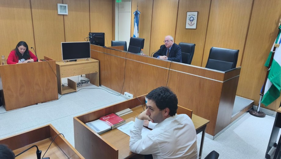 El concejal fue imputado tras presentarse en la vivienda de la denunciante y violar una orden de restricción vigente.
