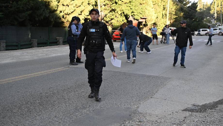 Policías y peritos de Criminalística trabajaron el jueves por la tarde en el lugar donde el chico recibió el balazo, en Bariloche. (foto Alfredo Leiva)