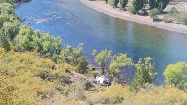Despistó un vehículo en la Ruta 237 y cayó varios metros, a orillas del Limay cerca de Villa Llanquín