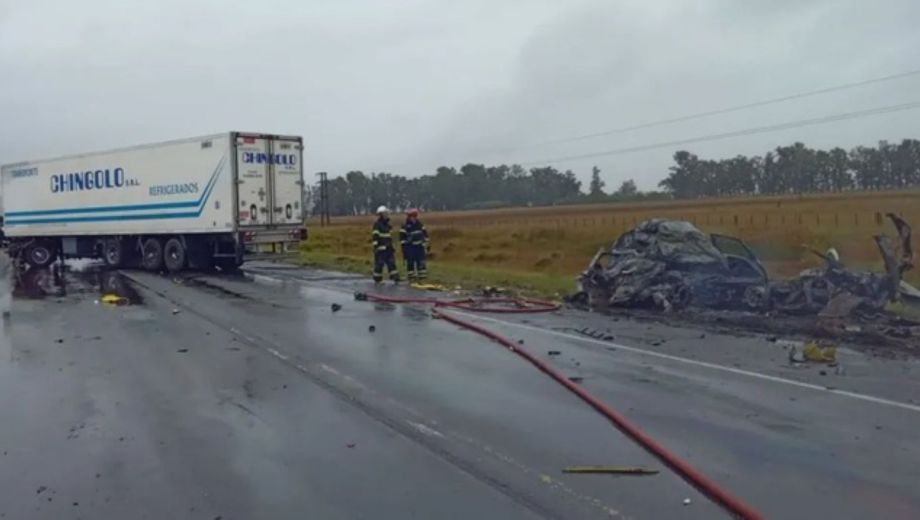 El choque entre el auto y el camión se produjo en el kilómetro 251 de la Ruta 3. Foto: EPDS AZUL/PBA.