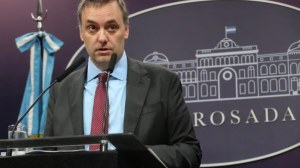 Viajes y patrimonio de Manuel Adorni: qué bienes y deudas declaró ante la Oficina de Anticorrupción