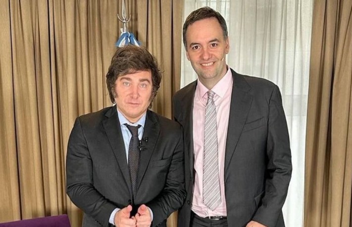 Manuel Adorni junto a Javier Milei. Foto: NA. 