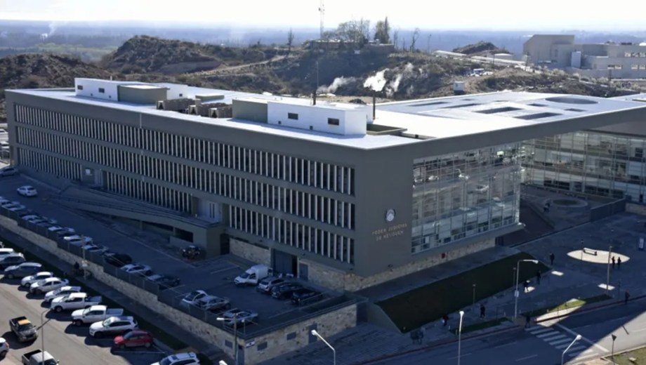 El entrenador seguirá detenido mientras avanza la investigación por múltiples delitos sexuales contra adolescentes en Neuquén.
