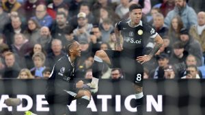 Enzo le ganó la pulseada al Dibu y Chelsea goleó a Aston Villa: Manchester City empató y se alejó de Arsenal