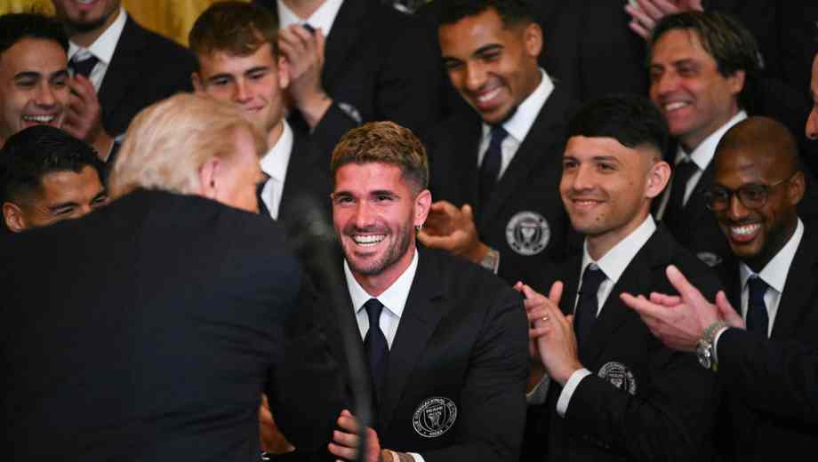 El increíble piropo de Donald Trump para Rodrigo De Paul en la Casa Blanca. (Photo by ANDREW CABALLERO-REYNOLDS / AFP)