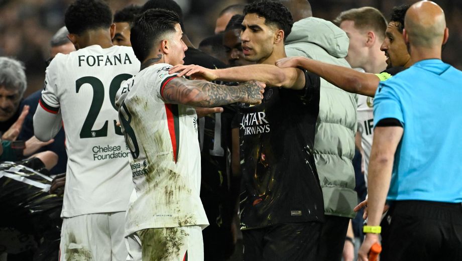 Hakimi calmando a Enzo luego de una gresca al final del partido. (AFP)