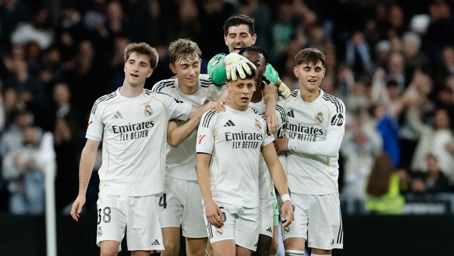 Todos felicitaron a Arda Güler después del golazo inolvidable que marcó. (AFP)