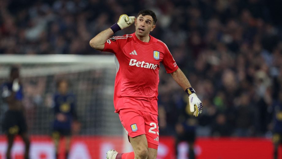 Dibu Martínez corrió por toda la cancha para celebrar el primer gol de su equipo, que comenzó en sus manos. (AFP)