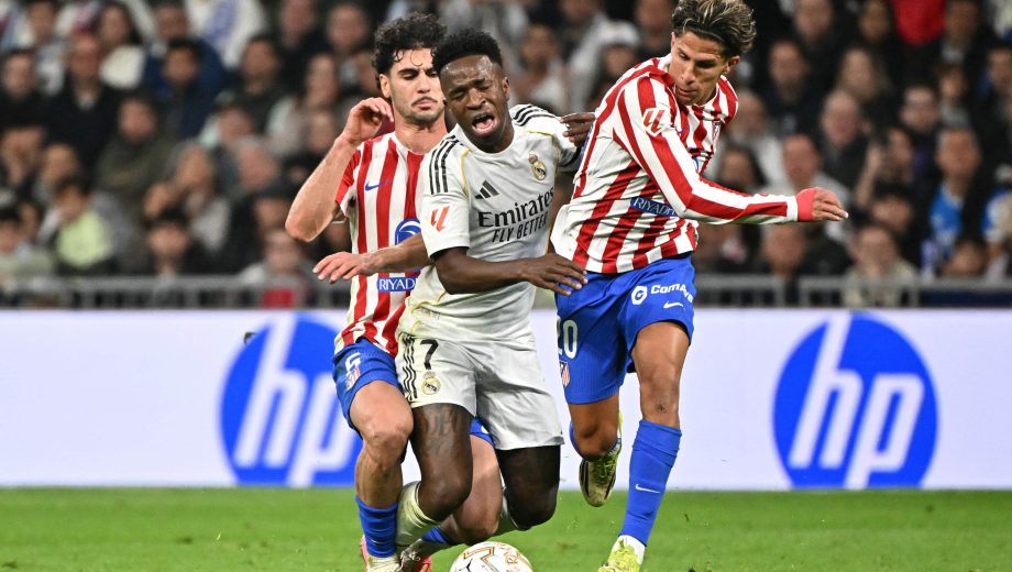 Vinicius tuvo cruces con Giuliano y con el Cholo en el derbi madrileño. (AFP)