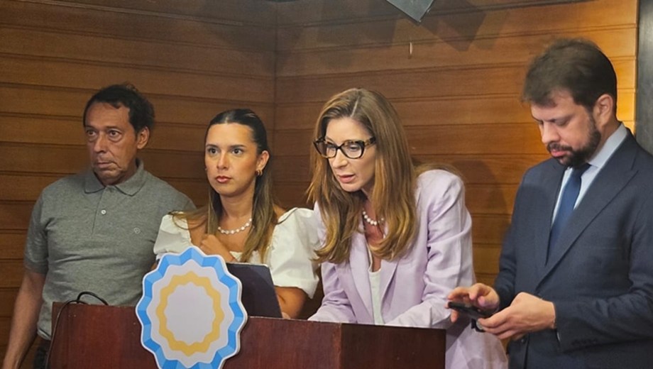 Agostina Páez junto a su abogada Carla Junqueira y su equipo defensor.  Foto: Diario Río Negro