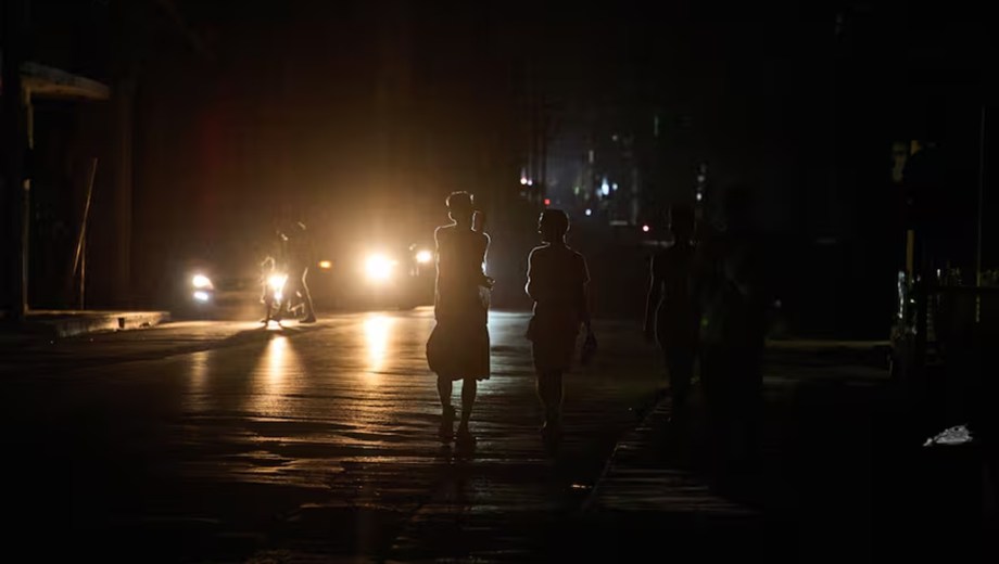 Un corte total del SEN golpea al país en medio de la escasez de combustible. Foto Ramón Espinosa - AP.