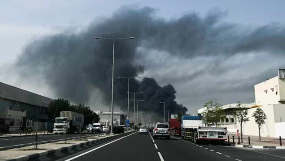 Columna de humo se eleva tras un supuesto ataque iraní en el distrito industrial de Doha. MAHMUD HAMS - AFP.-
