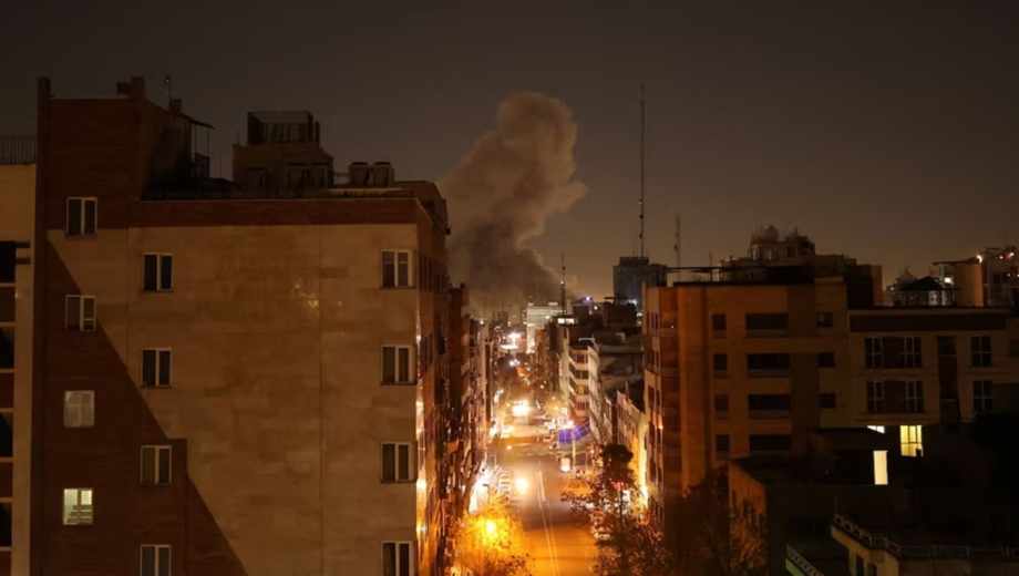 Una columna de humo se alza en Teherán tras un ataque este domingo. Foto: Reuters.-
