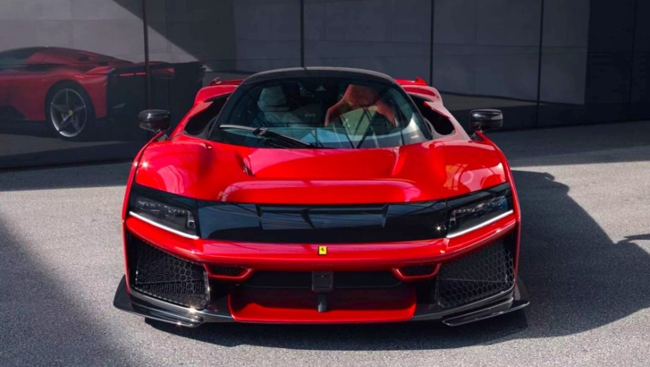 El modelo de Ferrari en desarrollo superará los 1.000 caballos de fuerza, con un esquema de múltiples motores eléctricos que permitirán tracción integral y una gestión precisa del torque en cada rueda.