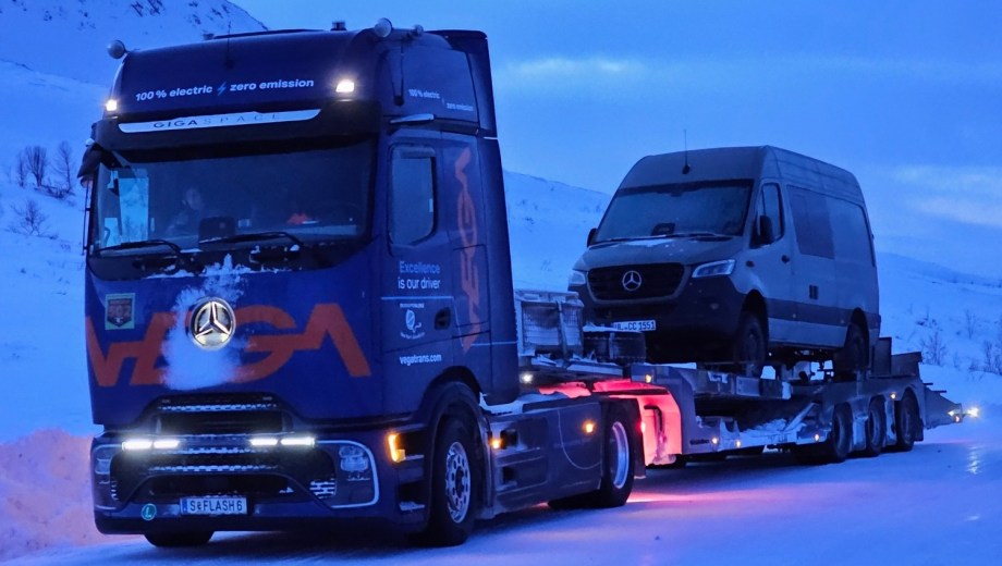 Mercedes-Benz, con su modelo eActros 600, que fue sometido a una exigente prueba de más de 2.400 kilómetros atravesando distintos países del norte europeo, incluyendo zonas cercanas al Círculo Polar Ártico.
