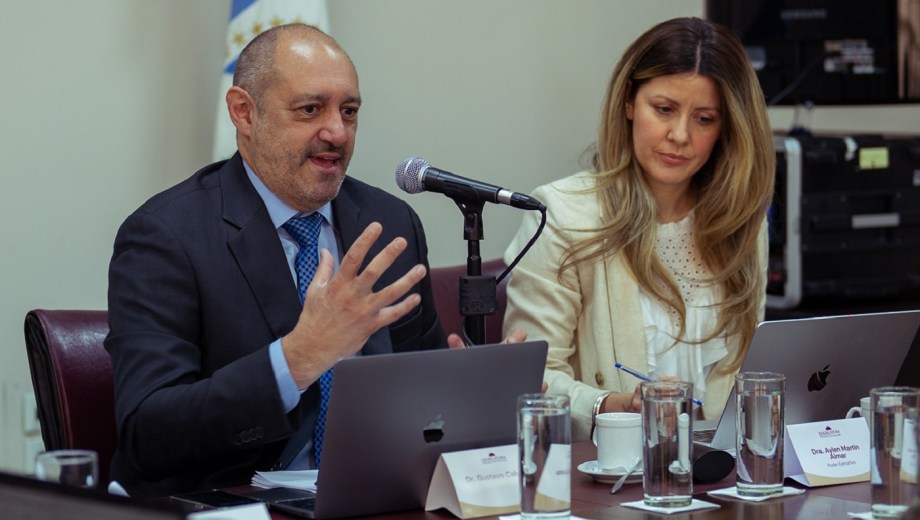 Martín Aimar, junto al jurista Gustavo Calvinho, durante las jornadas por la reforma procesal civil. (Gentileza)