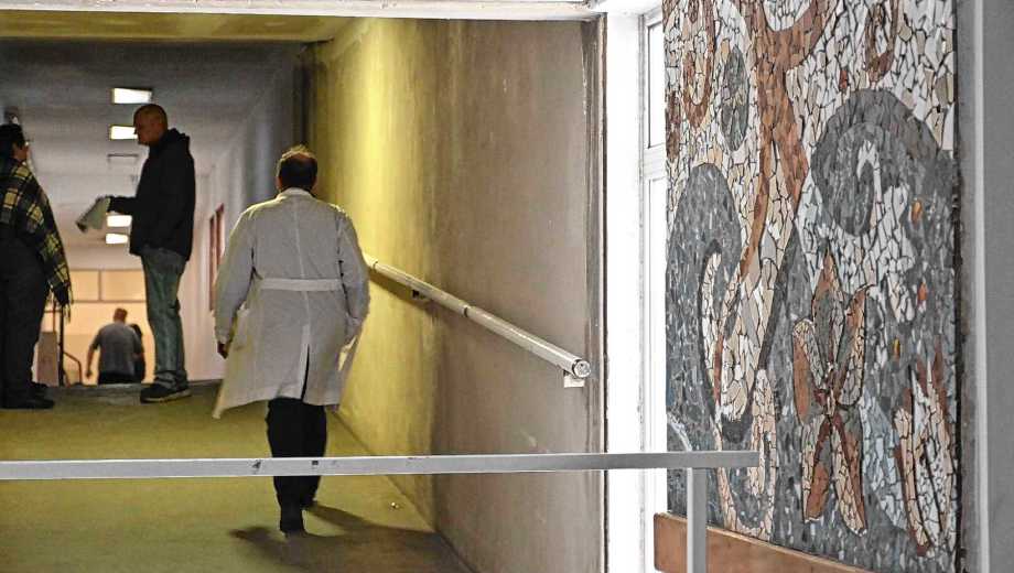 En el hospital de Bariloche el personal reclama el pago de excedentes de horas extras y el director anunció su retiro. Foto: Chino Leiva