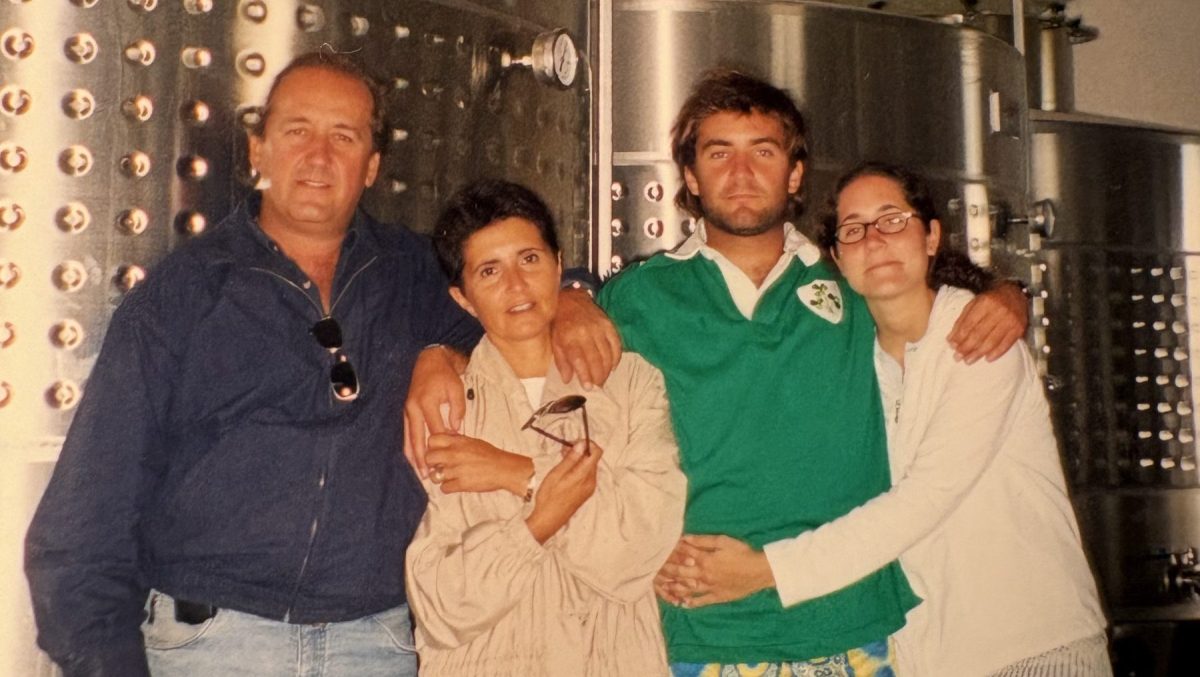 Julio Viola padre, junto a sus hijos Ana y Julio y a su esposa Graciela, en la primera elaboración de vino en 2002.