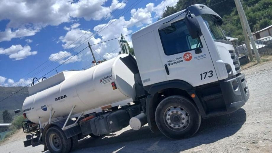 Entre el equipamiento vial comprado por el municipio hay cuatro camiones aguateros o regadores. Foto: Gentileza