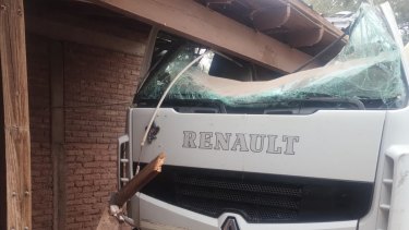 Un camión quedó incrustado en una casa de Añelo: violento choque a metros de la Ruta 7 de Neuquén
