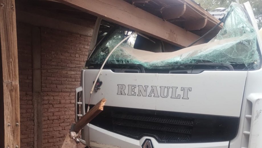 El camión impactó contra la estructura de una vivienda. Fotos: gentileza.