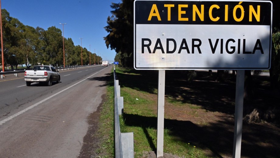 En la Ruta Nacional 3, en el acceso a Viedma, se ubica uno de los radares que administra la Agencia Provincial de Seguridad Vial. Foto: Marcelo Ochoa